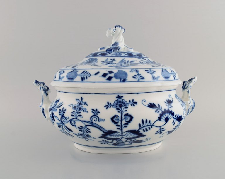 Large antique Meissen Blue Onion soup tureen in hand-painted porcelain. Late 19th century.