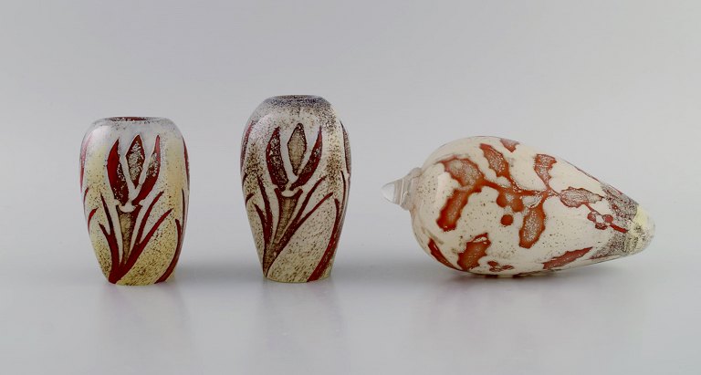 Olle Brozén (b. 1963) for Kosta Boda. "Floating Flowers" figure and two candholders in mouth-blown art glass. Late 20th century.