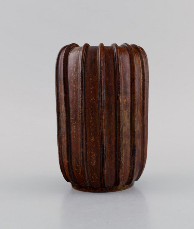Arne Bang (1901-1983), Danmark. Vase med kanneleret korpus i glaseret keramik. Smuk glasur i brune nuancer. Midt 1900-tallet.