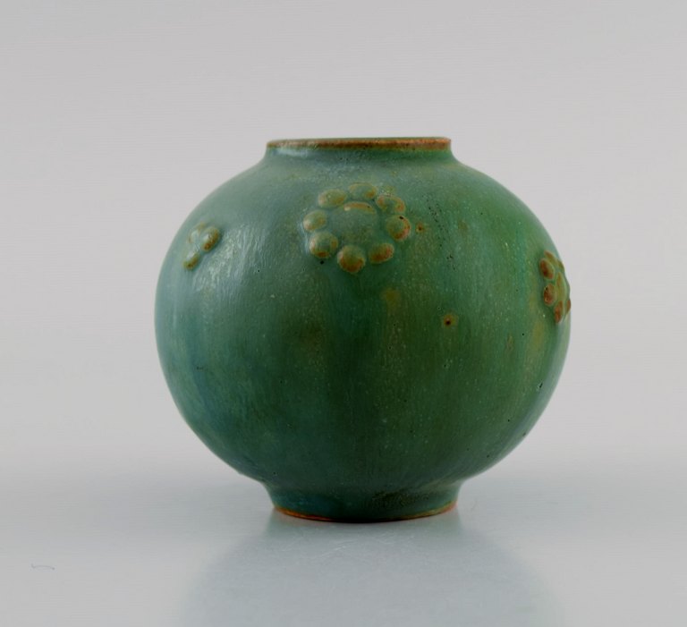 Arne Bang (1901-1983), Danmark. Rund vase i glaseret keramik. Smuk glasur i grønne nuancer. Midt 1900-tallet.