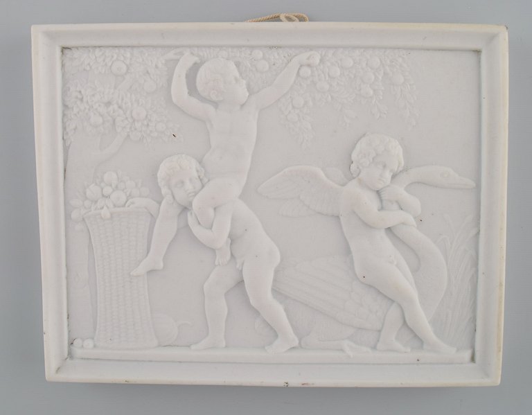 Bing og Grøndahl efter Thorvaldsen. Antik biscuit vægplakette med drengebørn og svane i relief. 1870/80
