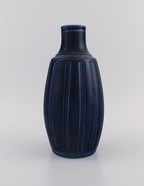 Wilhelm Kåge (1889-1960) for Gustavsberg. Vase i glaseret stentøj. Smuk glasur i mørkeblå nuancer. Midt 1900-tallet.