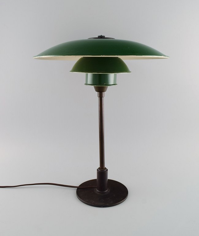 Poul Henningsen (1894-1967). PH 3½-2 bordlampe med fatningshus af messing / metal, trådbensstel monteret m/ skærmsæt af grønbemalet zink. 1940