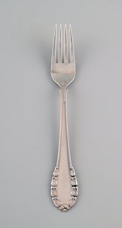 Tidlig Georg Jensen Liljekonval middagsgaffel i sølv (830). Dateret 1915-1930. 15 styk på lager.