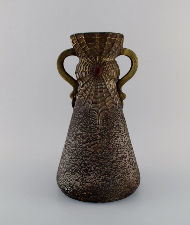 Josef Strnact, Østrig. Antik art nouveau vase med hanke i glaseret terracotta. Håndmalet guldekoration og spindelvæv. Ca. 1900.