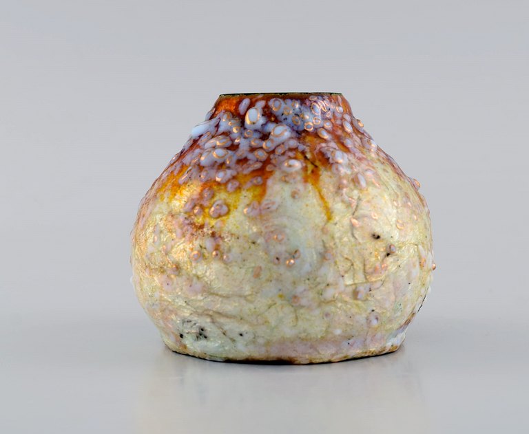 Nelly Amadieu for Limoges. Bronzevase i emaljearbejde. Kunstglas-sten indlagt på orange baggrund med håndmalet gulddekoration. Midt 1900-tallet.