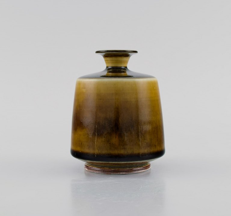 Berndt Friberg (1899-1981) for Gustavsberg Studiohand. Vase in glazed ceramics. Beautiful glaze in light hazel shades. Dated 1974.