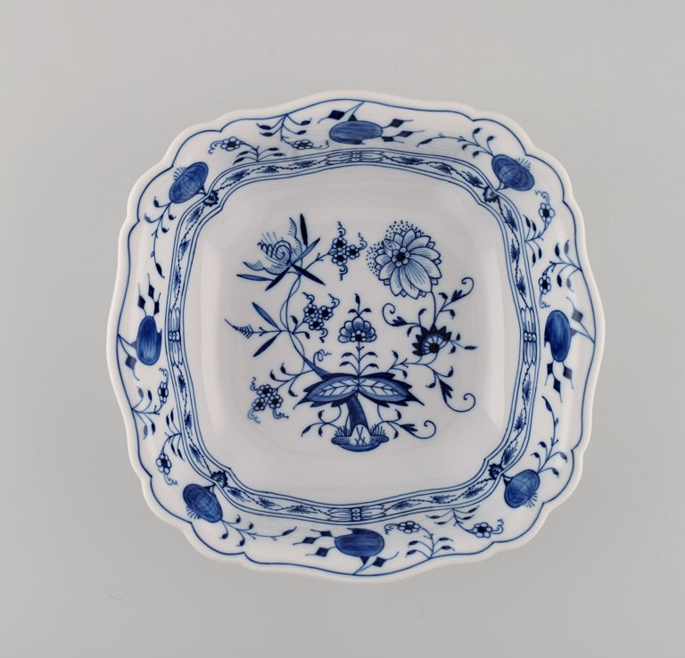 Meissen Blue Onion bowl in hand-painted porcelain. Early 20th century.