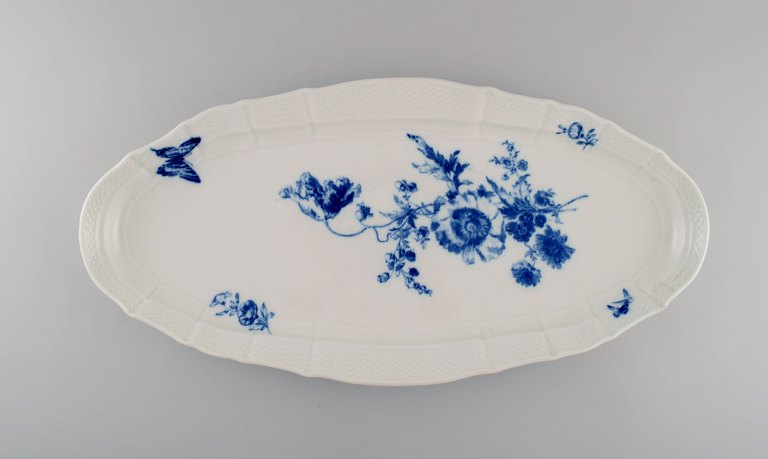 Large Meissen fish dish in hand-painted porcelain. Early 20th century.