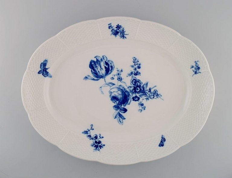 Stort Meissen serveringsfad i håndmalet porcelæn. Tidligt 1900-tallet.