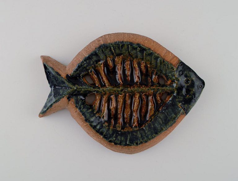 Gabi Citron-Tengborg. Own workshop, Lund. Unique wall plaque in glazed stoneware shaped like a fish. 1960s.