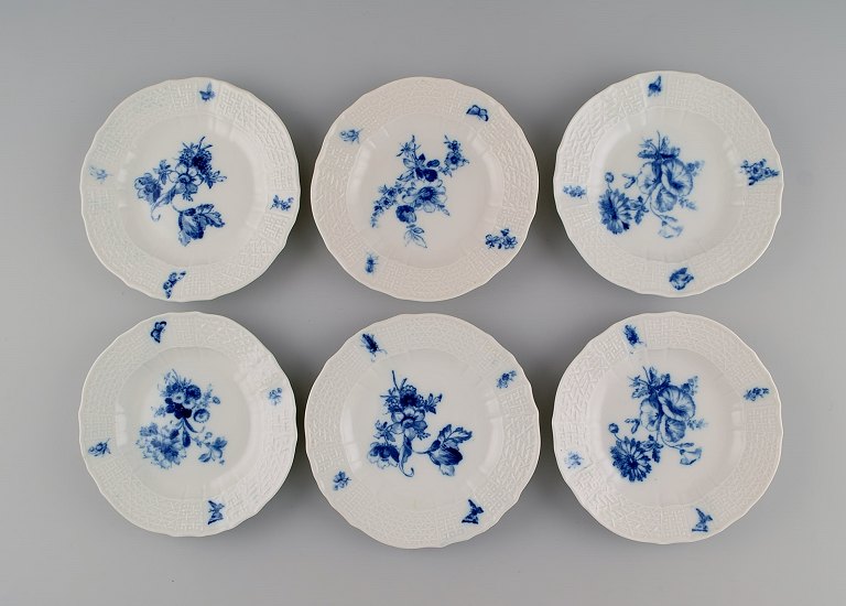 Seks antikke Meissen sidetallerkener i håndmalet porcelæn. Blå blomster og sommerfugle. Sent 1800-tallet. 