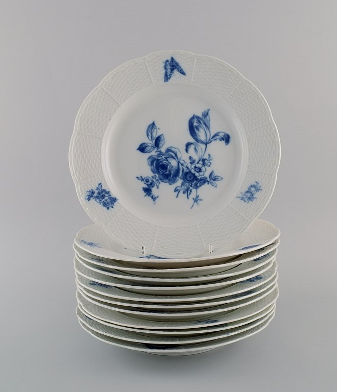 Tolv antikke Meissen middagstallerkener i håndmalet porcelæn. Blå blomster og sommerfugle. Sent 1800-tallet. 