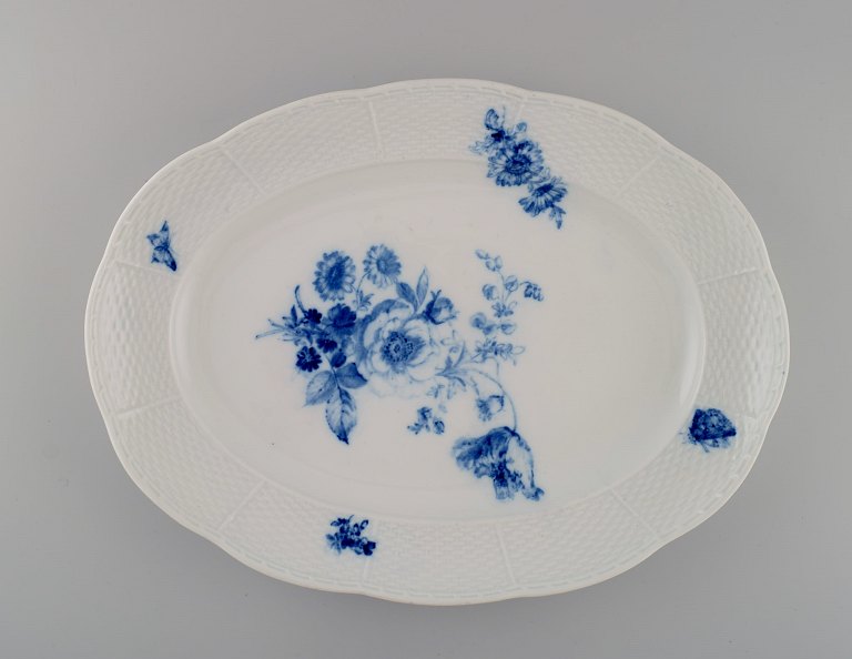 Large oval Meissen dish in hand-painted porcelain. Blue flowers and butterflies. Late 19th century.