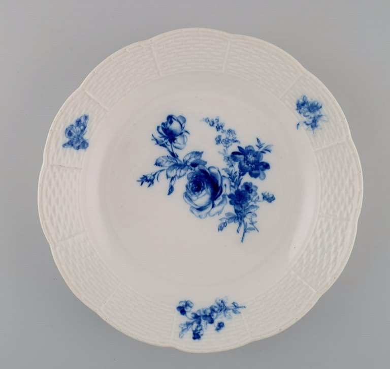 Round Meissen dish in hand-painted porcelain. Butterfly and blue flowers. Late 19th century.