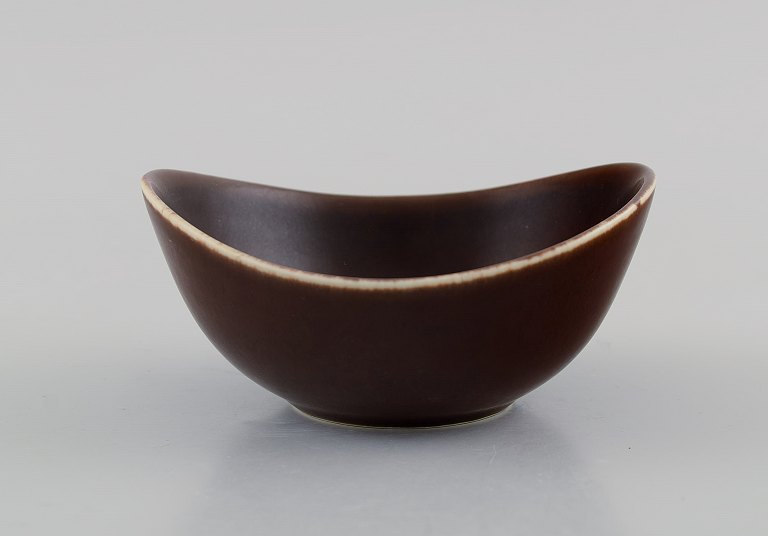 Gunnar Nylund (1904-1997) for Rörstrand. Bowl in glazed ceramics. Beautiful glaze in brown shades. Mid-20th century.