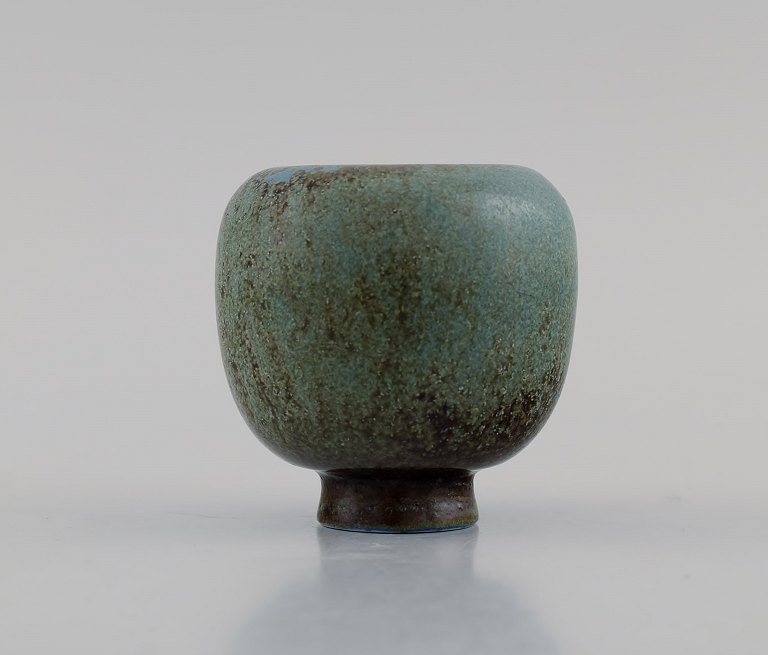 Gunnar Nylund (1904-1997) for Rörstrand. Miniature vase i glaseret keramik. Smuk glasur i blågrå og jordnuancer. Midt 1900-tallet.