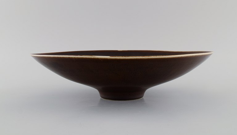 Carl Harry Stålhane (1920-1990) for Rörstrand. Large bowl / dish in glazed ceramica. Beautiful glaze in brown shades. Mid-20th century.