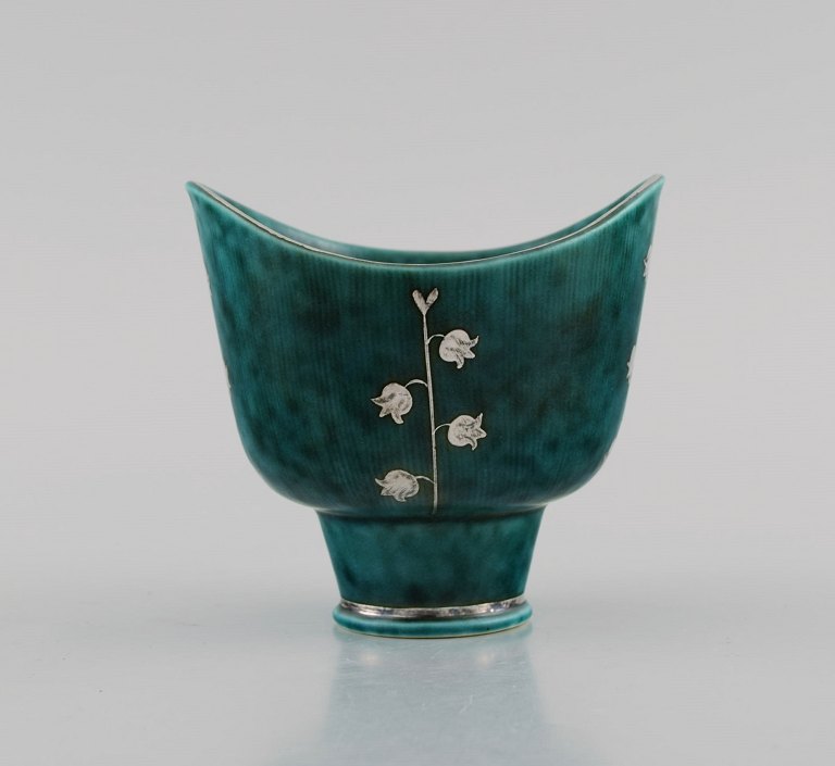 Wilhelm Kåge (1889-1960) for Gustavsberg. Argenta art deco vase i glaseret keramik. Smuk glasur i grønne nuancer med sølvindlæg i form af bladværk. Dateret 1952.