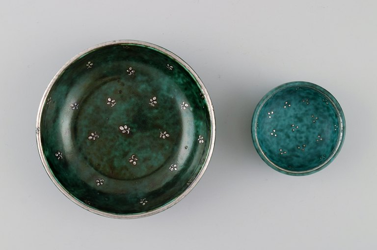 Wilhelm Kåge (1889-1960) for Gustavsberg. Two small Argenta bowls in glazed ceramics. Beautiful glaze in shades of green with silver inlay in the form of leaves. Mid 20th century.