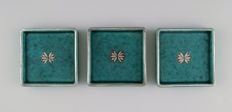 Wilhelm Kåge (1889-1960) for Gustavsberg. Three Argenta art deco dishes in glazed ceramics. Beautiful glaze in shades of green with silver inlay. 1940s.
