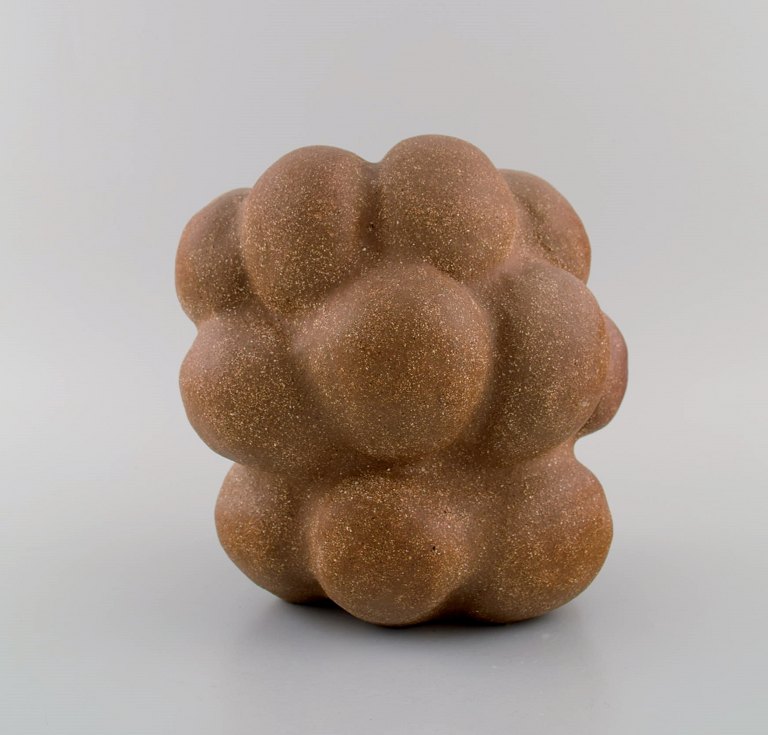 Christina Muff, dansk samtidskeramiker (f. 1971). Unika uglaseret stentøjsvase i organisk form (glaseret indvendig).