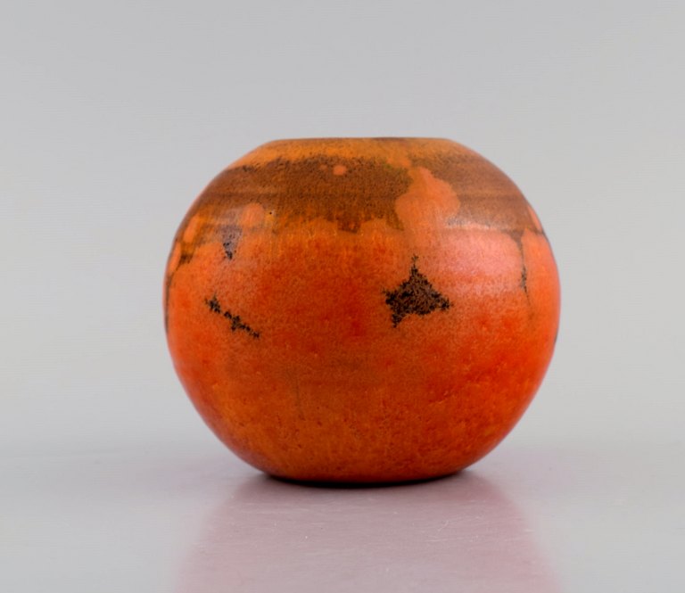 Pieter Groeneveldt (1889-1982), hollandsk keramiker. Rund unika vase i glaseret keramik. Smuk glasur i orange nuancer. Midt 1900-tallet.