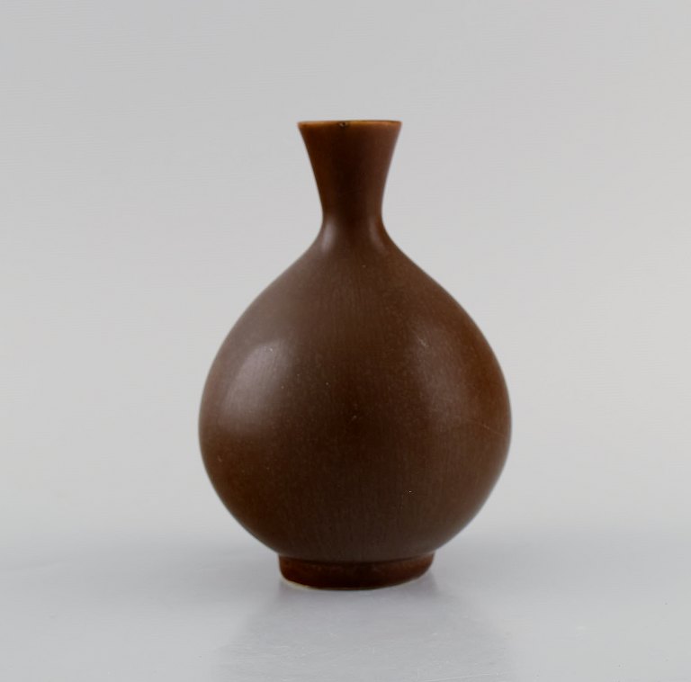 Berndt Friberg (1899-1981) for Gustavsberg Studiohand. Vase i glaseret keramik. Smuk glasur i brune nuancer. 1960