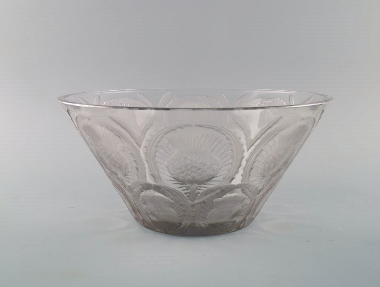 René Lalique art deco bowl in clear mouth blown art glass with incised flowers. Mid-20th century.