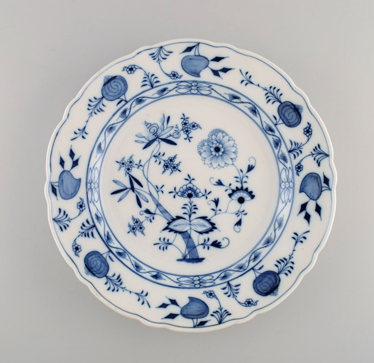 Round Stadt Meissen Blue Onion serving dish in hand-painted porcelain. Early 20th century.