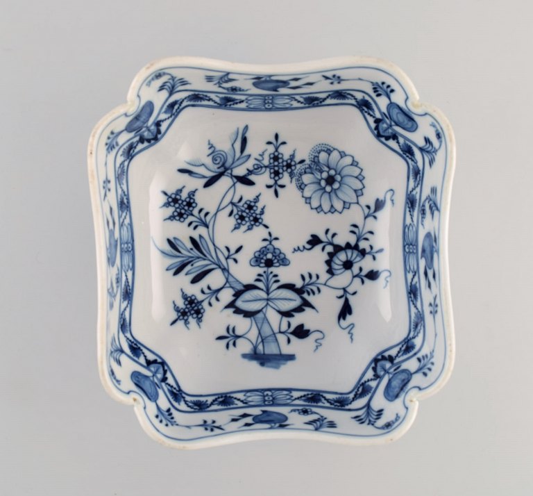 Antique Stadt Meissen Blue Onion bowl in hand-painted porcelain. Early 20th century.