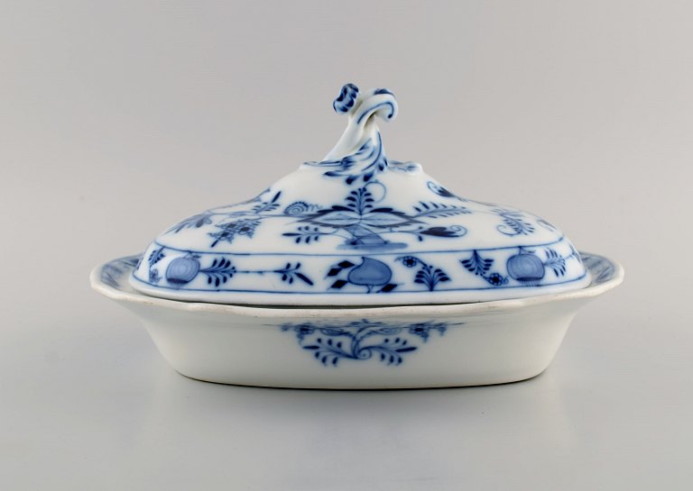 Antique Stadt Meissen Blue Onion lidded tureen in hand-painted porcelain. Early 20th century.