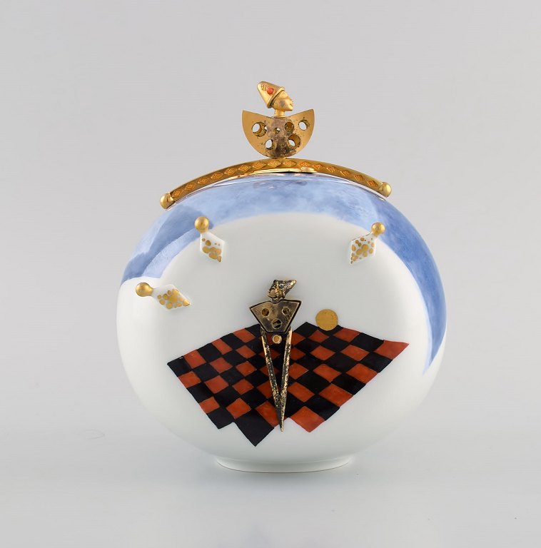 Silvia Klöde (f. 1956) og Alfred Weber for Meissen. Surrealistisk "Le jeune Harlekin" lågevase i håndmalet porcelæn. Lågknop i forgyldt messing. 1980