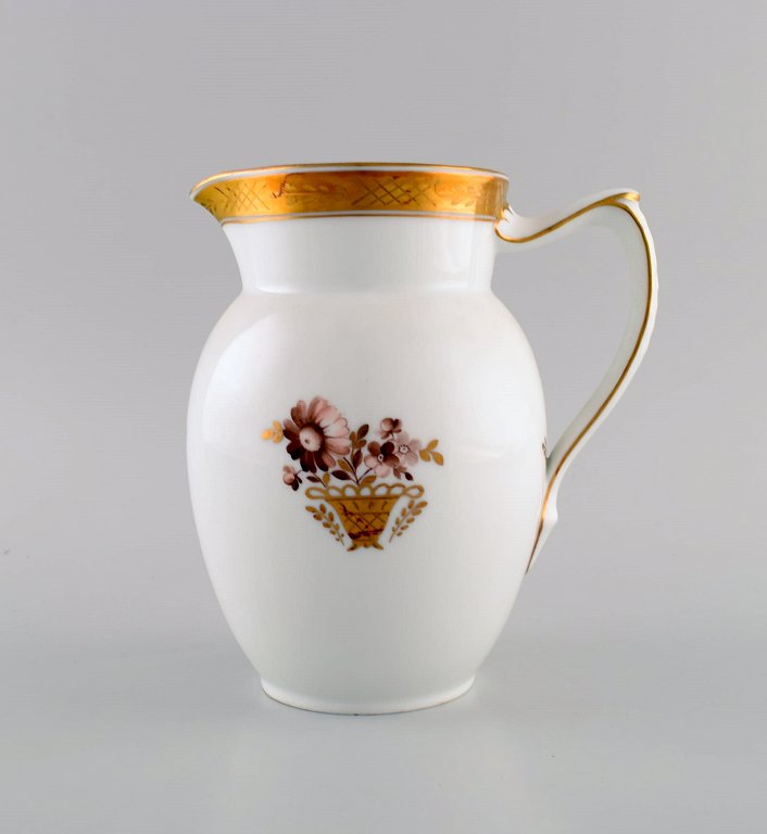 Royal Copenhagen Guldkurv kande i porcelæn med blomster og gulddekoration. Modelnummer 595/9087. Tidligt 1900-tallet.