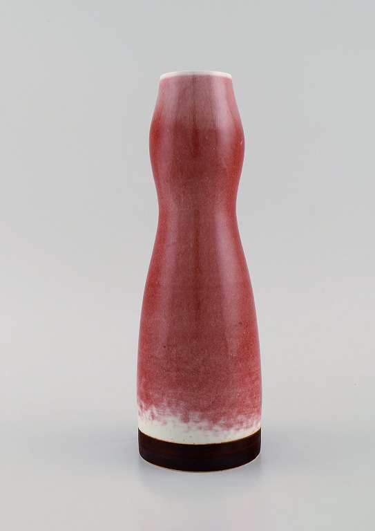 Liisa Hallamaa for Arabia. Unique vase in glazed ceramics. Beautiful glaze in delicate red shades and brown bottom. Finland, 1960s.