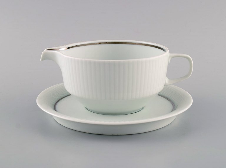 Tapio Wirkkala for Rosenthal. Sjælden Modulation sovsekande på stand i riflet porcelæn. Platinum Detail. Klassisk og tidsløst design. 1960