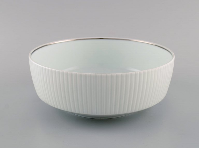 Tapio Wirkkala for Rosenthal. Rare Modulation bowl in fluted porcelain. Platinum Detail. Classic and timeless design. 1960s.