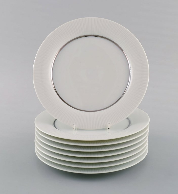 Tapio Wirkkala for Rosenthal. Eight rare Modulation plates in porcelain with fluted rim. Platinum Detail. Classic and timeless design. 1960s.
