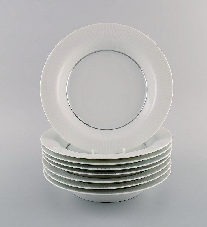 Tapio Wirkkala for Rosenthal. Eight rare Modulation deep plates in porcelain with fluted rim. Platinum Detail. Classic and timeless design. 1960s.