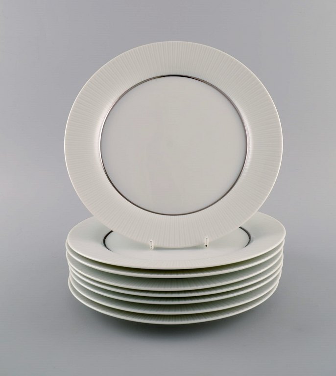 Tapio Wirkkala for Rosenthal. Otte sjældne Modulation frokosttallerkener i porcelæn med riflet kant. Platinum Detail. Klassisk og tidsløst design. 1960