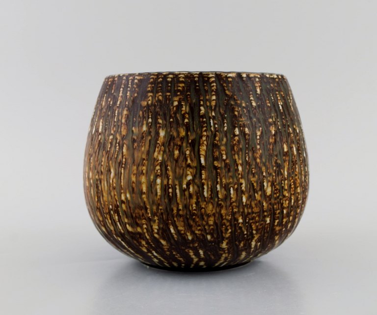 Gunnar Nylund for Rörstrand. Bowl in glazed stoneware. Beautiful birch wood glaze. Mid-20th century.