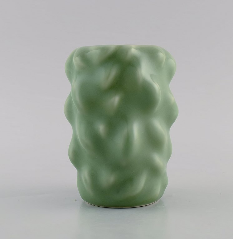Axel Salto for Royal Copenhagen. Tidlig vase i glaseret stentøj. Knoppet stil. Smuk celadonglasur. 1930/40