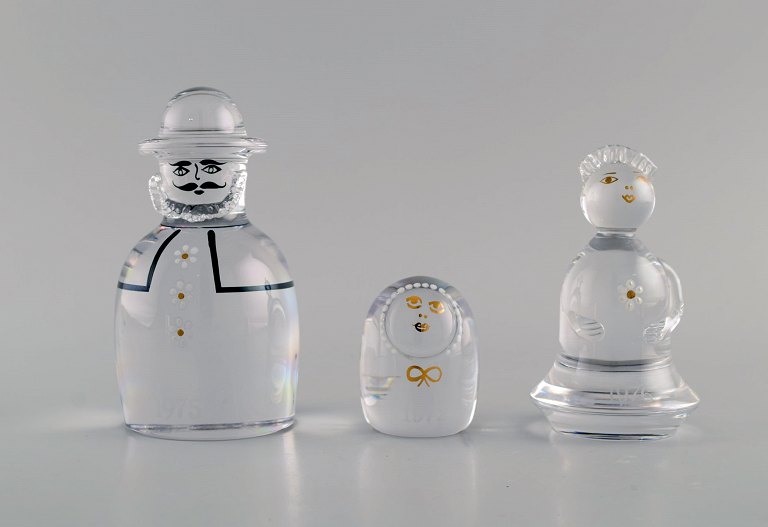 Kosta Boda, Sverige. Tre kunstglas figurer med graveret og håndmalet dekoration. "Familien". 1970
