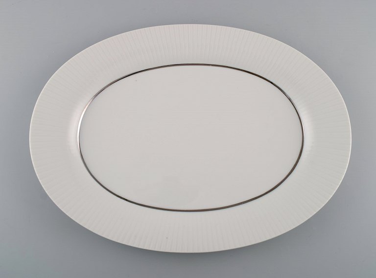 Tapio Wirkkala for Rosenthal. Sjældent Modulation serveringsfad i riflet porcelæn. Platinum Detail. Klassisk og tidsløst design. 1960
