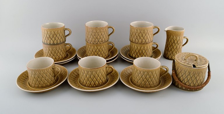 Jens H. Quistgaard (1919-2008) for Bing & Grøndahl / Nissen Kronjyden. Relief teservice i glaseret stentøj til 9 personer. Smuk glasur i sennepsgule nuancer. 1960