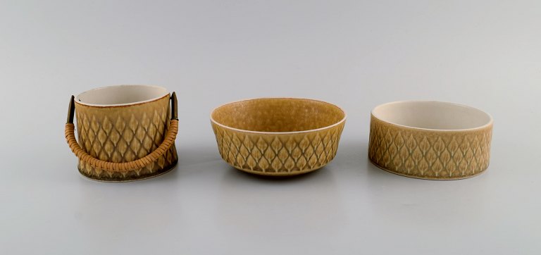 Jens H. Quistgaard (1919-2008) for Bing & Grøndahl / Nissen Kronjyden. Tre Relief skåle i glaseret stentøj. Smuk glasur i sennepsgule nuancer. 1960
