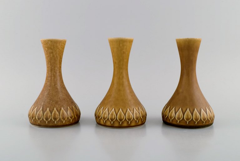 Jens H. Quistgaard (1919-2008) for Bing & Grøndahl / Nissen Kronjyden. Tre Relief vaser i glaseret stentøj. Smuk glasur i sennepsgule nuancer. 1960