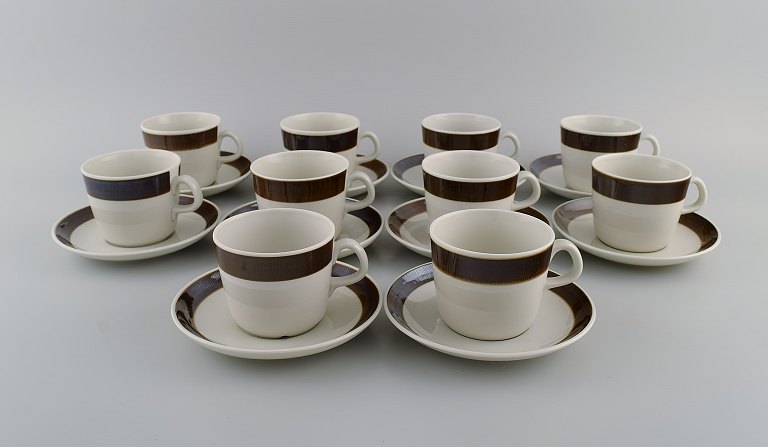 Hertha Bengtsson (1917-1993) for Rörstrand. 10 Koka kaffekopper med underkopper 
i glaseret stentøj. 1960
