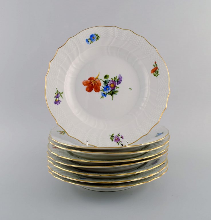 Royal Copenhagen Saksisk Blomst. Otte middagstallerkener i håndmalet porcelæn med blomster og gulddekoration. Modelnummer 493/1621. Dateret 1953.