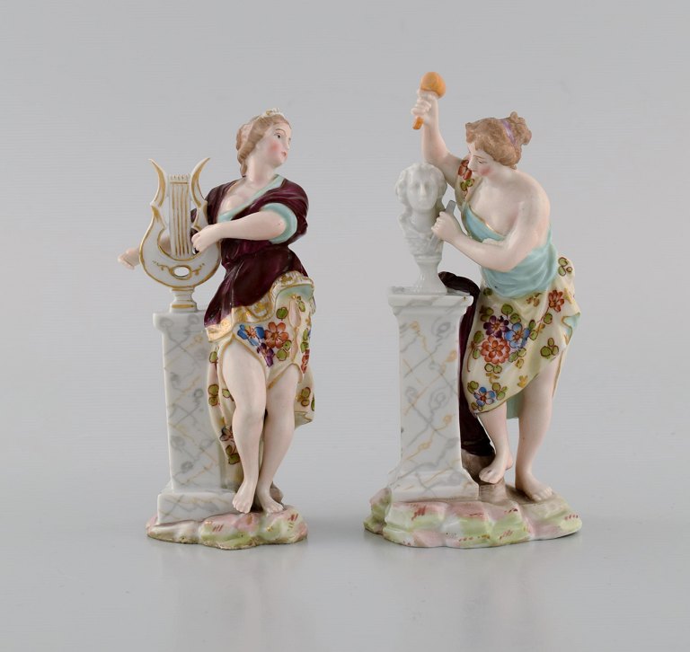To tyske antikke porcelænsfigurer. Billedhugger og lyrespillende kvinde. 1800-tallet.